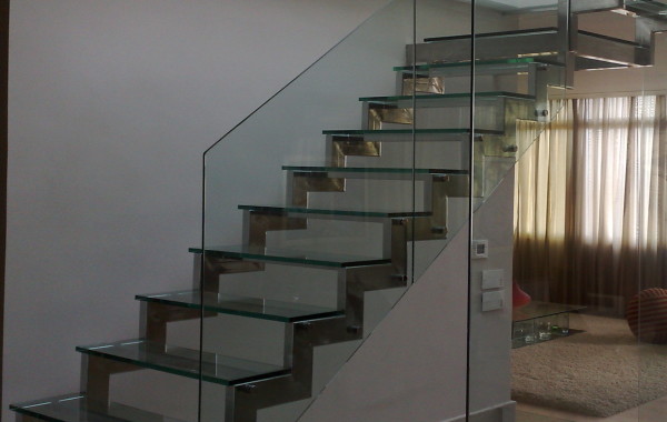 Escada em Aço Inox com degraus e guarda corpo em vidro
