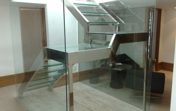 Escada em Aço Inox com degraus em vidro
