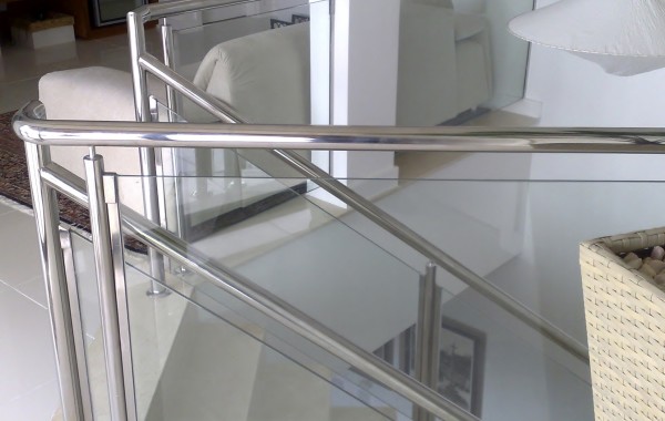 Guarda Corpo em Aço Inox com vidro para escadas